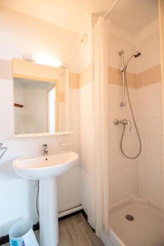 une salle de bain avec un lavabo et une douche dans l'établissement Résidence Les Balcons De La Vanoise - LES BALCONS DE LA VANOISE - BV308 MAE-3164, à Villarodin-Bourget