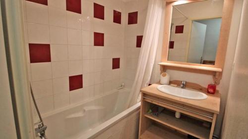 y baño con lavabo, bañera y espejo. en Résidence Les Gentianes - Appartements pour 6 Personnes 954, en Narreyroux