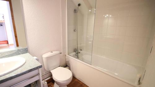 un bagno con wc, doccia e lavandino di Résidence Parc Aux Etoiles - A205PAE - APPARTEMENT DUPLEX 2 CHAMBRES, BALCON MAE-8964 a Narreyroux