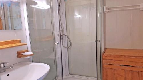 une salle de bain avec douche et lavabo dans l'établissement Résidence Pendine 2 - P2303 - Grand studio - 4 personnes - Centre de station MAE-8974, à Les Prés