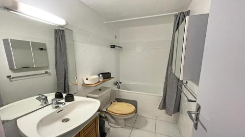 une salle de bain avec un lavabo, des toilettes et une douche dans l'établissement Résidence Cortina 1 - C1806 - APPARTEMENT T2 - CHAMBRE - CABINE - 6 PERS - TERRASSE SUD MAE-5974, à Les Prés