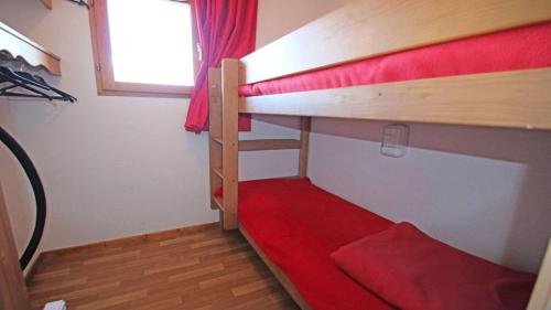 quelques lits superposés dans une chambre dans l'établissement Résidence Hameau Des Ecrins - HEC112 - APPARTEMENT 6 PERSONNES, SECTEUR 1700M MAE-8994, à Narreyroux