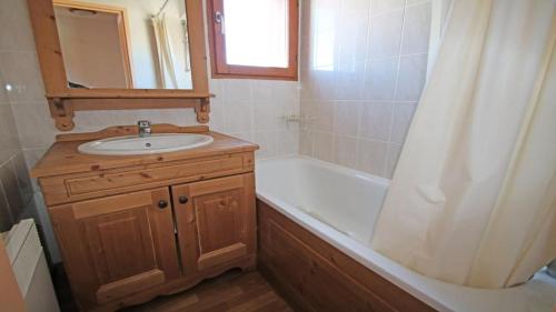 une salle de bain avec un lavabo et une baignoire dans l'établissement Résidence Hameau Des Ecrins - HEC112 - APPARTEMENT 6 PERSONNES, SECTEUR 1700M MAE-8994, à Narreyroux