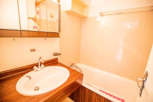 une salle de bain avec un lavabo et une baignoire dans l'établissement Résidence Les Arolles - LES AROLLES - AR38A MAE-3175, à Villarodin-Bourget