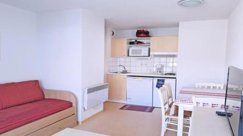 une petite cuisine avec un canapé et une table dans l'établissement Résidence Sun Vallee - SUNV105 - APPARTEMENT 4 PERSONNES AVEC TERRASSE MAE-9014, à Les Prés
