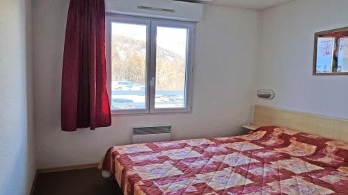 une chambre avec un lit et une fenêtre dans l'établissement Résidence Sun Vallee - SUNV105 - APPARTEMENT 4 PERSONNES AVEC TERRASSE MAE-9014, à Les Prés