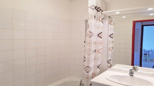 une salle de bain avec une baignoire, un lavabo et un miroir dans l'établissement Résidence Sun Vallee - SUNV105 - APPARTEMENT 4 PERSONNES AVEC TERRASSE MAE-9014, à Les Prés