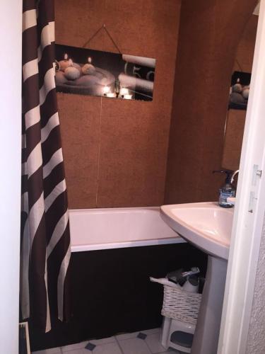 une salle de bain avec une baignoire, un lavabo et une douche dans l'établissement Résidence Serac - SER201 - APPARTEMENT 4 PERSONNES, SECTEUR 1700M MAE-9164, à Les Prés