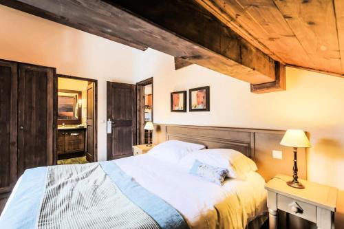 une chambre avec un lit et un plafond en bois dans l'établissement Résidence Les Arcs 1950 Le Village - maeva Home - Appartement 3 pièces 4 personnes - Sélection MAE-3984, à Bourg-Saint-Maurice