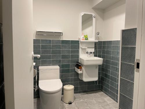 ein Bad mit einem WC und einem Waschbecken in der Unterkunft Chuncheon Diary Stay in Chuncheon
