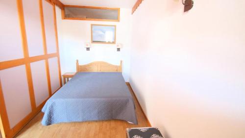 une petite chambre avec un lit dans une pièce dans l'établissement Résidence Parc Aux Etoiles - A111PAE - Appt T2 Cabine avec balcon 4/6 Pers MAE-4564, à Narreyroux