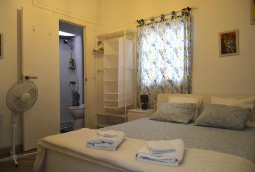 1 dormitorio con 1 cama con toallas en Room with Private Bathroom - Vivienda Vacacional Out of Blue, en Santa Cruz de la Palma