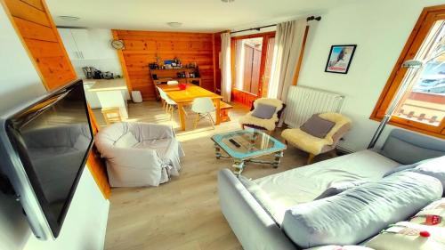 un salon avec un canapé et une table dans l'établissement Le Chalet - GRAND APPARTEMENT AU PIED DES PISTES - 6/8 PERS MAE-5304, à Puy-Saint-Vincent