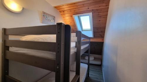 a room with two bunk beds and a window at Le Chalet - Appartements pour 6 Personnes 304 in Puy-Saint-Vincent