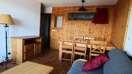 un salon avec une table et une salle à manger dans l'établissement Résidence Dame Blanche - DBA312 - APPT 1 CHAMBRE + CABINE - BALCON - 6 PERSONNES MAE-3194, à Narreyroux
