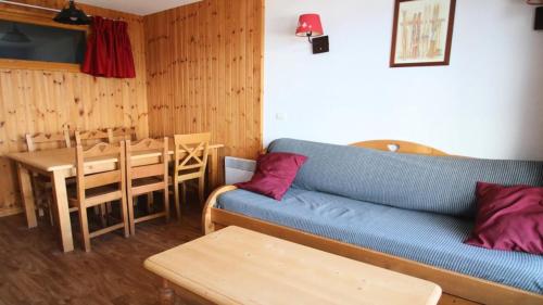 un salon avec un canapé bleu et une table dans l'établissement Résidence Dame Blanche - DBA312 - APPT 1 CHAMBRE + CABINE - BALCON - 6 PERSONNES MAE-3194, à Narreyroux