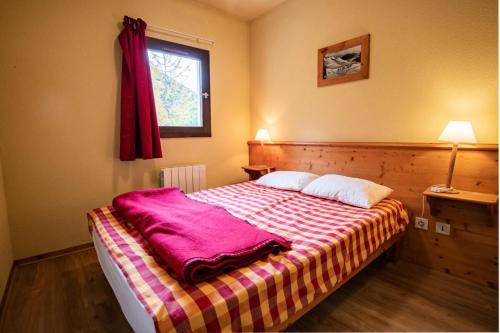 - une chambre avec un lit recouvert d'une couverture rose dans l'établissement Chalets Du Thabor - CHALETS DU THABOR - CTHAA9 MAE-3196, à Modane