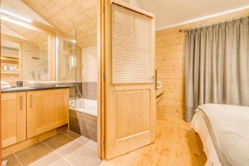 La salle de bains est pourvue d'un lit, d'un lavabo et d'une baignoire. dans l'établissement Résidence Les Balcons EtoilÉs - Appartement 4 au pied des pistes MAE-3256, à Champagny-en-Vanoise