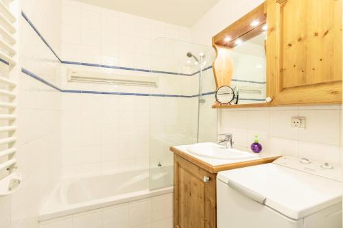une salle de bain avec un lavabo et une baignoire dans l'établissement Résidence Saint-Bernard - maeva Home - Appartement 2 pièces 6 personnes - Sélection MAE-1754, à Arc 1800