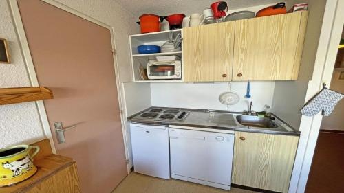 une petite cuisine avec un évier et une cuisinière dans l'établissement Résidence Pendine 2 - P2702 - Appt T2 - 6 Personnes - Centre station MAE-7834, à Les Prés