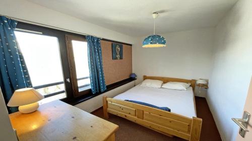 une chambre avec un lit, une table et une fenêtre dans l'établissement Résidence Pendine 2 - P2702 - Appt T2 - 6 Personnes - Centre station MAE-7834, à Les Prés