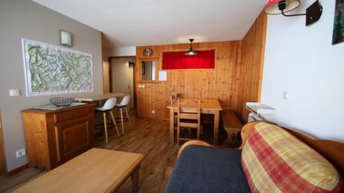 un salon avec une table et une salle à manger dans l'établissement Résidence Dame Blanche - DBA121 - APPT 1 CHAMBRE + CABINE - BALCON - 6 PERSONNES MAE-2384, à Narreyroux