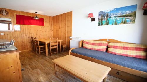 une petite pièce avec un lit et une table dans l'établissement Résidence Dame Blanche - DBA121 - APPT 1 CHAMBRE + CABINE - BALCON - 6 PERSONNES MAE-2384, à Narreyroux