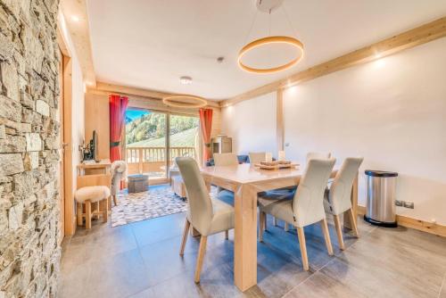 une salle à manger avec une table et des chaises dans l'établissement Résidence Les Balcons EtoilÉs - Appartement 4 au pied des pistes MAE-3260, à Champagny-en-Vanoise