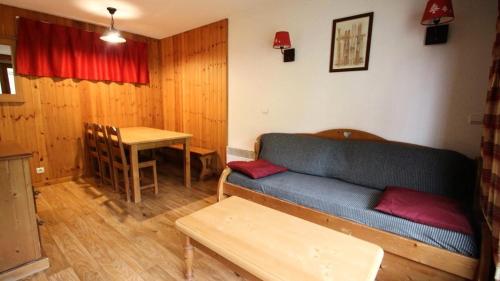 un salon avec un canapé et une table dans l'établissement Résidence Dame Blanche - DBA126 - APPT 1 CHAMBRE + CABINE - TERRASSE- 6 PERSONNES MAE-2394, à Narreyroux