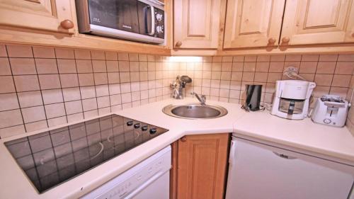 Il comprend une petite cuisine avec un évier et un comptoir. dans l'établissement Résidence Dame Blanche - DBA126 - APPT 1 CHAMBRE + CABINE - TERRASSE- 6 PERSONNES MAE-2394, à Narreyroux