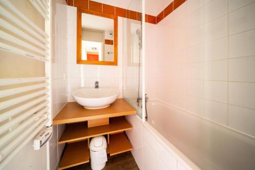 une salle de bain avec un lavabo et un miroir dans l'établissement Résidence Plagne Lauze - maeva Home - Studio 4 personnes - Budget MAE-6804, à Mâcot La Plagne