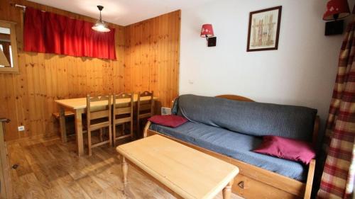 un salon avec un canapé bleu et une table dans l'établissement Résidence Dame Blanche - DBA127 - APPT 1 CHAMBRE + CABINE - BALCON - 6 PERSONNES MAE-2404, à Narreyroux