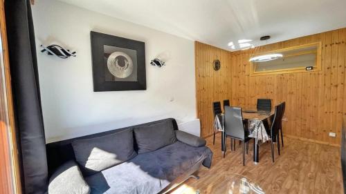 un salon avec un canapé et une table dans l'établissement Résidence Dame Blanche - DBA323 - APPT 1 CHAMBRE + CABINE - BALCON - 6 PERSONNES MAE-2354, à Narreyroux