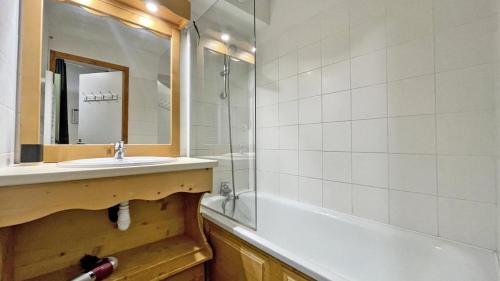 une salle de bain avec un lavabo, une baignoire et un miroir dans l'établissement Résidence Dame Blanche - DBA323 - APPT 1 CHAMBRE + CABINE - BALCON - 6 PERSONNES MAE-2354, à Narreyroux