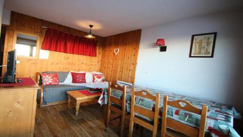 un salon avec un canapé, une table et des chaises dans l'établissement Résidence Dame Blanche - 2 Pièces pour 6 Personnes 364, à Narreyroux