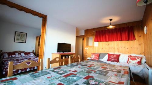 une chambre avec un lit et une télévision dans l'établissement Résidence Dame Blanche - 2 Pièces pour 6 Personnes 364, à Narreyroux