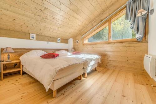 - une chambre avec 2 lits dans une cabane en bois dans l'établissement Résidence Les Balcons EtoilÉs - Appartement 4 au pied des pistes MAE-3258, à Champagny-en-Vanoise