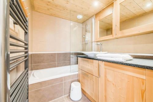 une salle de bain avec une baignoire, un lavabo et des toilettes dans l'établissement Résidence Les Balcons EtoilÉs - Appartement 4 au pied des pistes MAE-3261, à Champagny-en-Vanoise