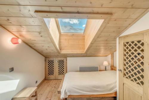 une chambre avec un lit et une fenêtre dans l'établissement Résidence Les Balcons EtoilÉs - Appartement 4 au pied des pistes MAE-3264, à Champagny-en-Vanoise