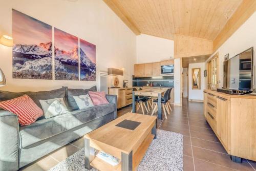 un salon avec un canapé et une table dans l'établissement Résidence Les Balcons EtoilÉs - Appartement 4 au pied des pistes MAE-3264, à Champagny-en-Vanoise