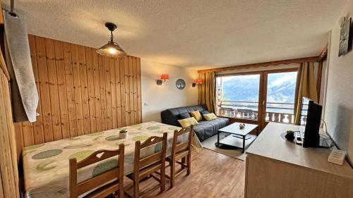 Cette chambre comprend une table à manger et un salon. dans l'établissement Résidence Dame Blanche - DBA208 - APPT 1 CHAMBRE + CABINE - BALCON - 6 PERSONNES MAE-2434, à Narreyroux