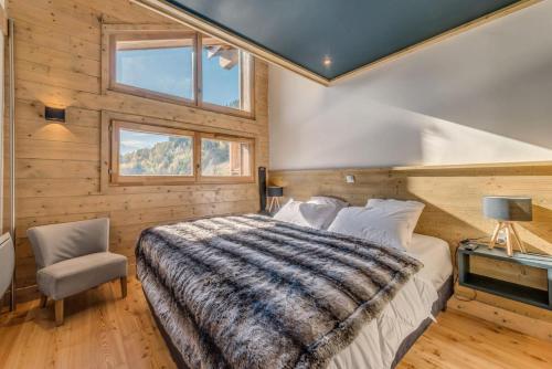 a bedroom with a bed and a desk and a window at Résidence Les Balcons EtoilÉs - 2 Pièces pour 6 Personnes 193268 in Champagny-en-Vanoise