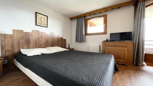 une chambre avec un grand lit et une télévision dans l'établissement Résidence Dame Blanche - DBA318 - APPT 1 CHAMBRE + CABINE - BALCON - 6 PERSONNES MAE-4664, à Narreyroux