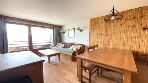 un salon avec un canapé et une table dans l'établissement Résidence Dame Blanche - DBA318 - APPT 1 CHAMBRE + CABINE - BALCON - 6 PERSONNES MAE-4664, à Narreyroux