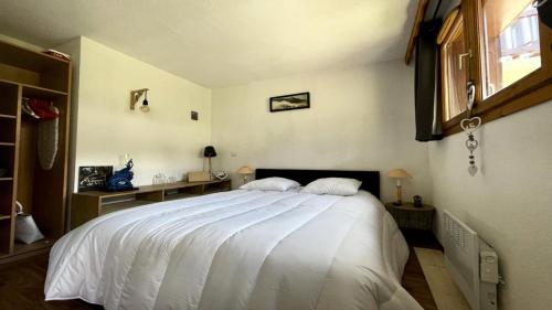 une chambre avec un grand lit blanc avec deux oreillers dans l'établissement Résidence Dame Blanche - DBA213 - APPT 1 CHAMBRE + CABINE - BALCON - 6 PERSONNES MAE-4674, à Narreyroux