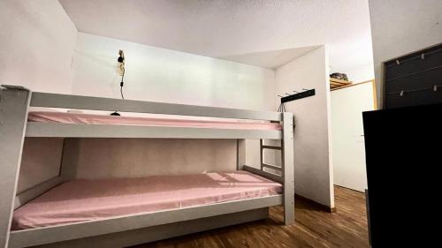 - une chambre avec 2 lits superposés et des draps roses dans l'établissement Résidence Dame Blanche - DBA213 - APPT 1 CHAMBRE + CABINE - BALCON - 6 PERSONNES MAE-4674, à Narreyroux