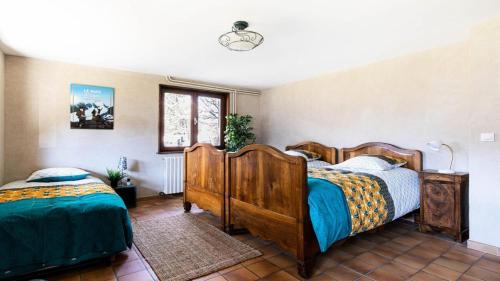 um quarto com duas camas num quarto em Chalet Belvedere-vallouise - Chalets pour 9 Personnes 424 em Vallouise