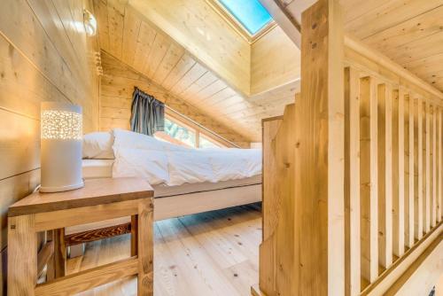 une petite maison avec un lit dans une chambre dans l'établissement Résidence Les Balcons EtoilÉs - Appartement 4 au pied des pistes MAE-3266, à Champagny-en-Vanoise