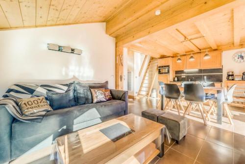 un salon avec un canapé et une table dans l'établissement Résidence Les Balcons EtoilÉs - Appartement 4 au pied des pistes MAE-3266, à Champagny-en-Vanoise