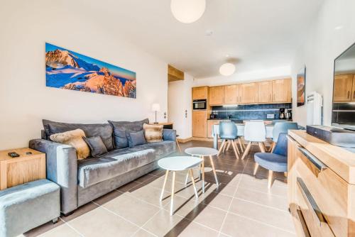 un salon avec un canapé et une cuisine dans l'établissement Résidence Les Balcons EtoilÉs - Appartement 4 au pied des pistes MAE-3269, à Champagny-en-Vanoise